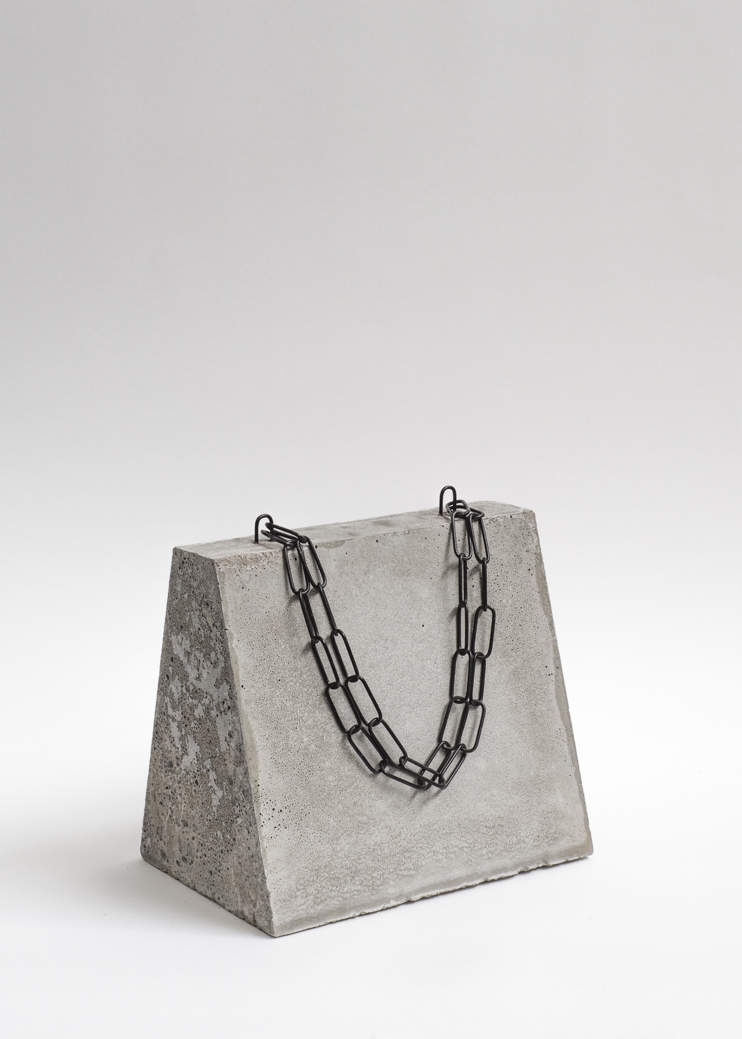 2 Chain Bag.Beton.Eisenkette.28:50x28x19,5cm.2018jpg
