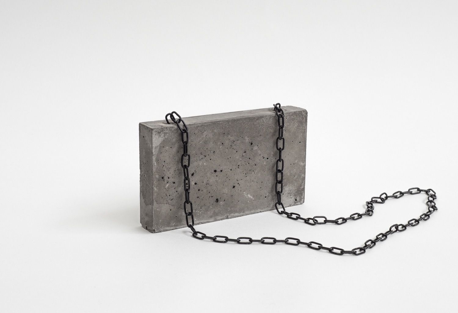 3 Clutch.Beton.Eisenkette.12:60x20x3cm.2019 