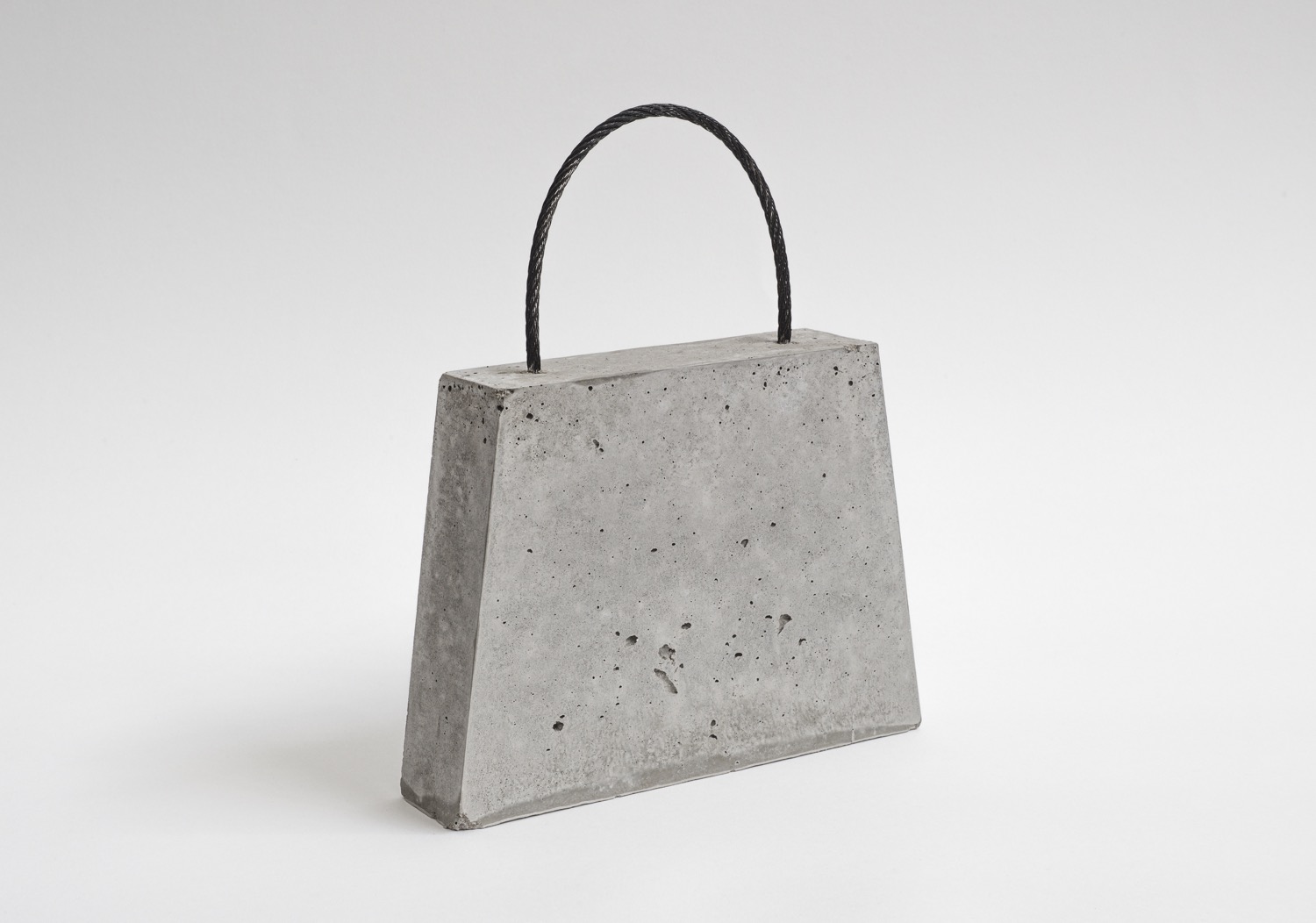 8 Lady bag.Beton.Eisendraht.31,5x25,5x6cm.2018jpg